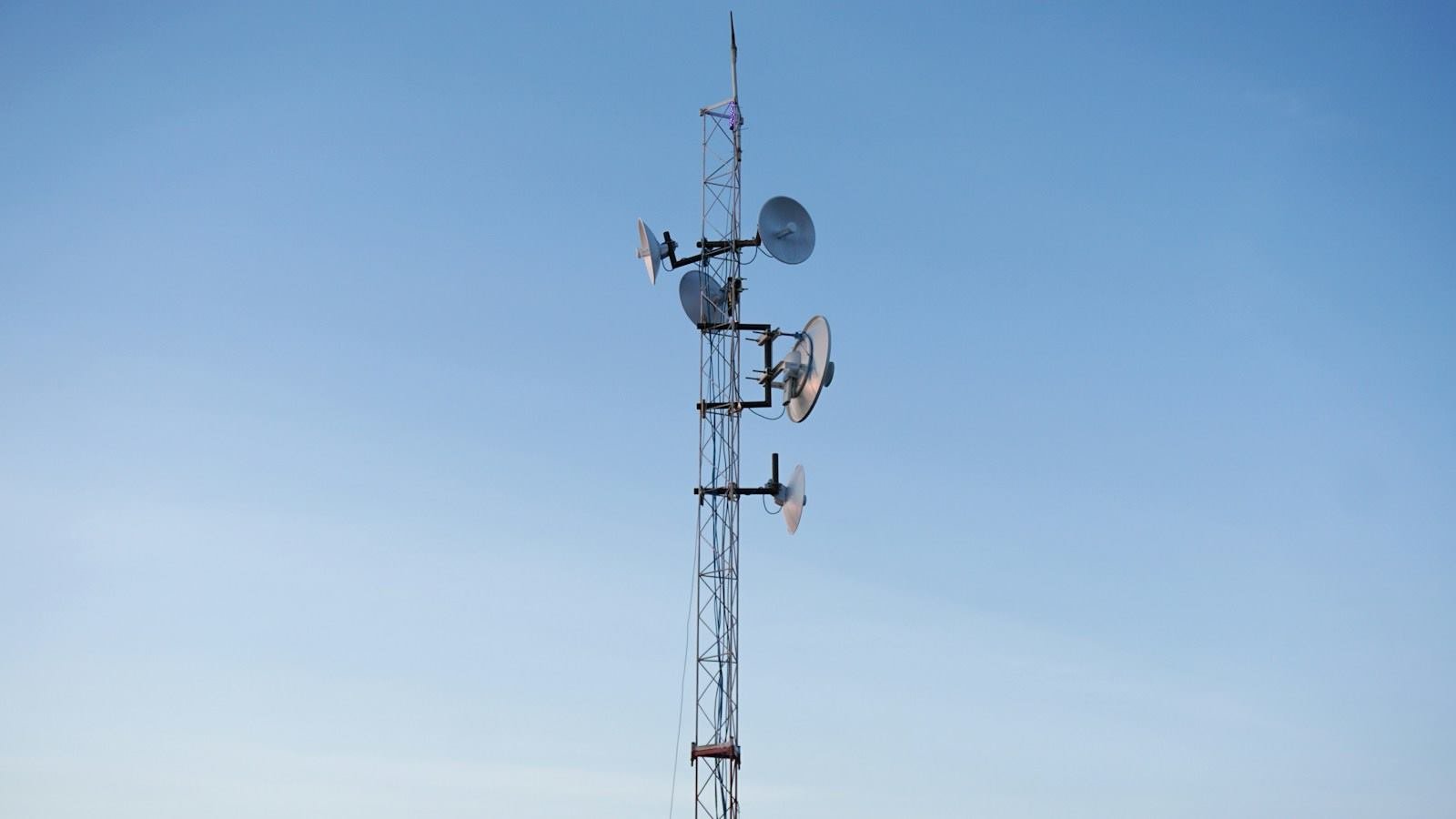 Mobile network cell tower with antennas